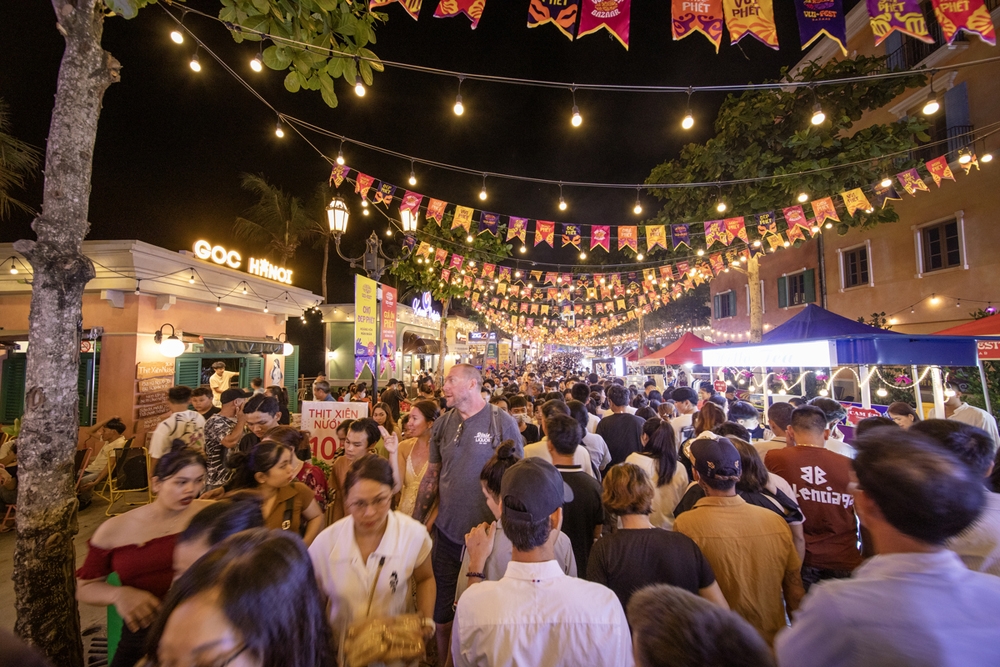 Phú Quốc: Hàng chục ngàn người đổ về Sunset Town ngắm pháo hoa, “đi chợ” đầu năm mới