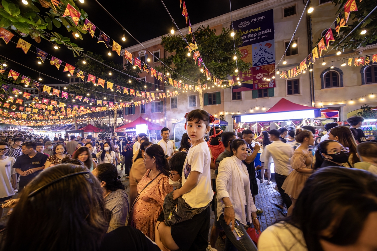 Phú Quốc: Hàng chục ngàn người đổ về Sunset Town ngắm pháo hoa, “đi chợ” đầu năm mới