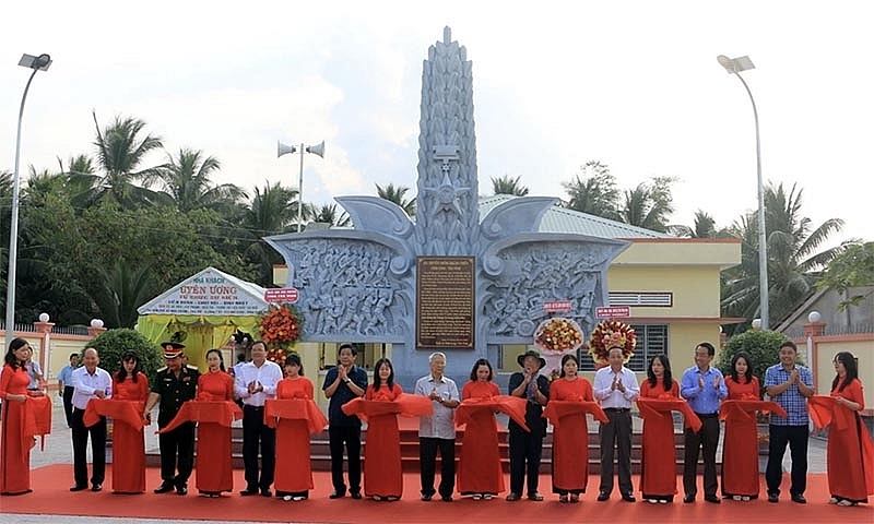 Khánh thành công trình Bia truyền thống kháng chiến Vĩnh Long-Trà Vinh