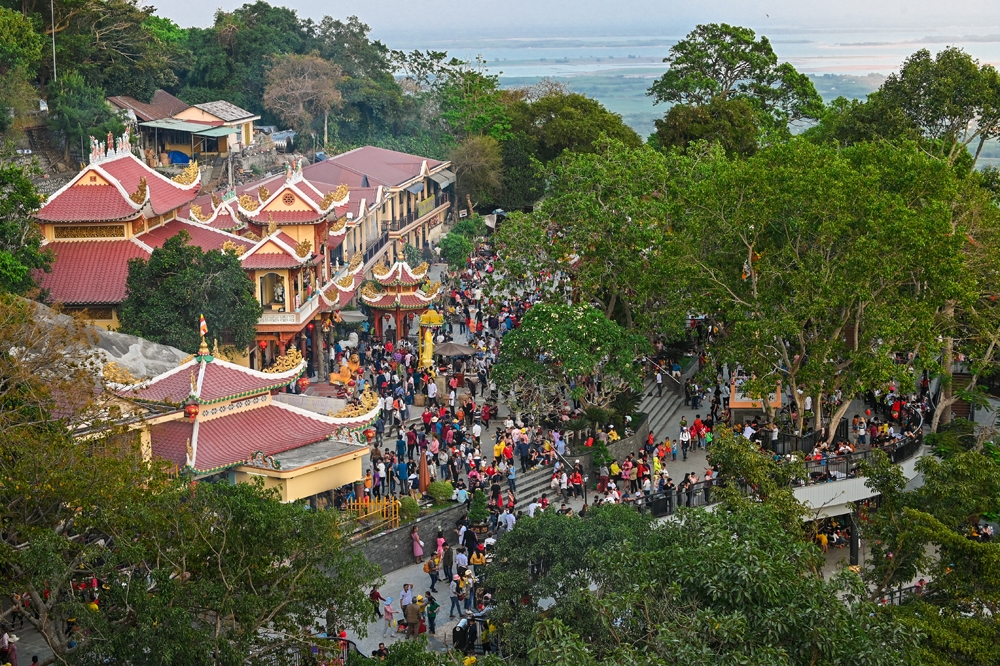 Vì sao Núi Bà Đen, Tây Ninh thu hút đông đảo người dân đi lễ tạ dịp cuối năm?