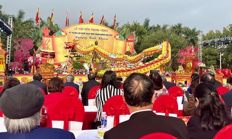 Hơn 10 vạn người dự lễ dâng hương kỷ niệm 438 năm ngày mất của Danh nhân văn hóa Nguyễn Bỉnh Khiêm