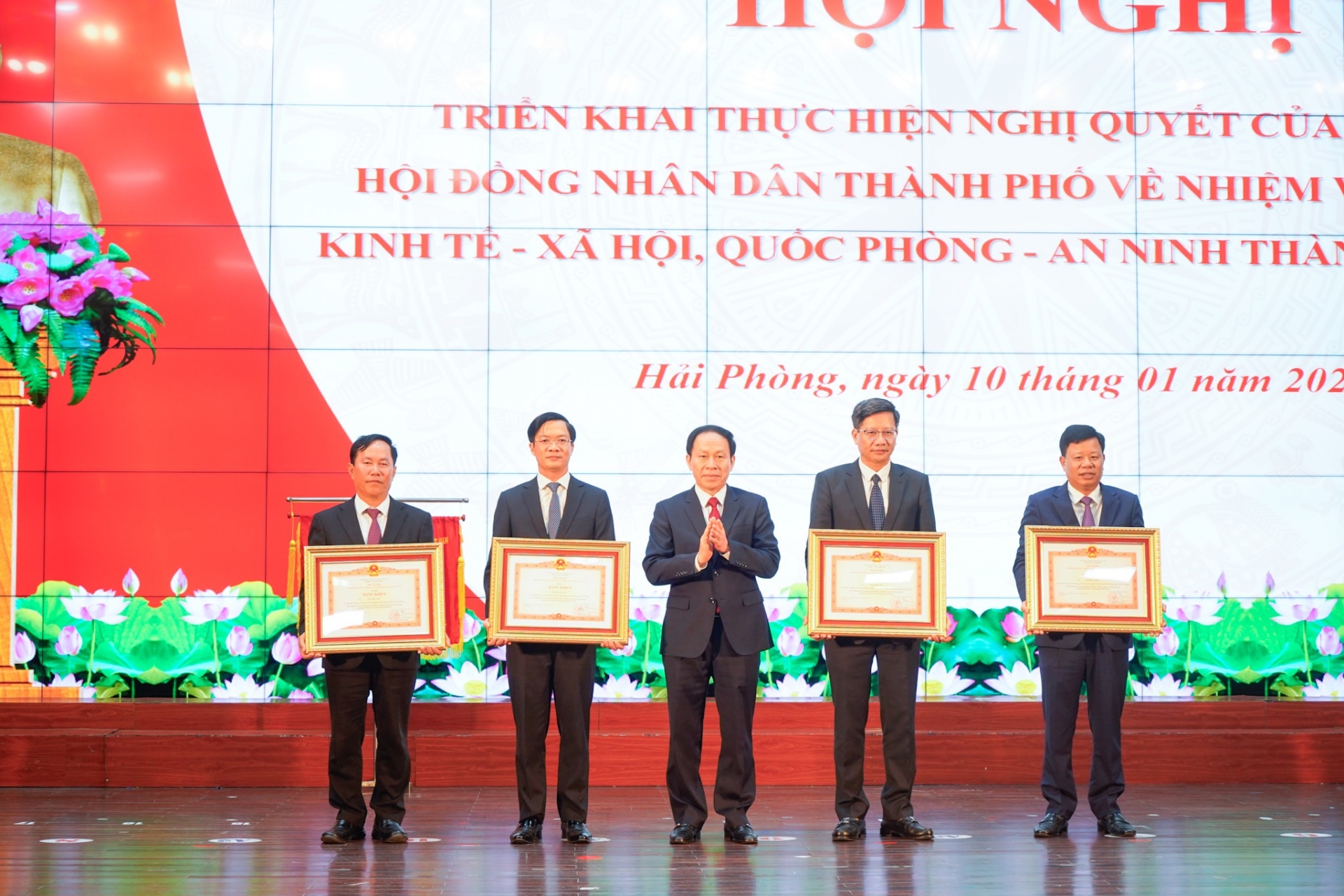 Phó Chủ tịch nước Võ Thị Ánh Xuân trao Cờ Thi đua của Chính phủ tặng thành phố Hải Phòng