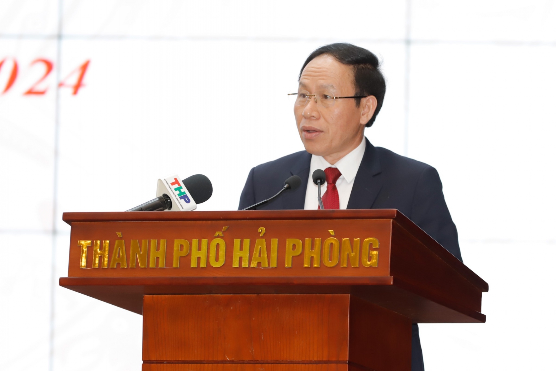 Phó Chủ tịch nước Võ Thị Ánh Xuân trao Cờ Thi đua của Chính phủ tặng thành phố Hải Phòng