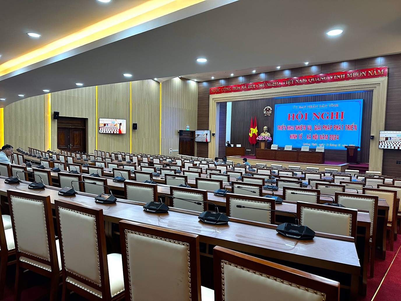 Chấp thuận kết quả nghiệm thu hoàn thành công trình Hội trường thuộc Trụ sở UBND tỉnh Quảng Ngãi
