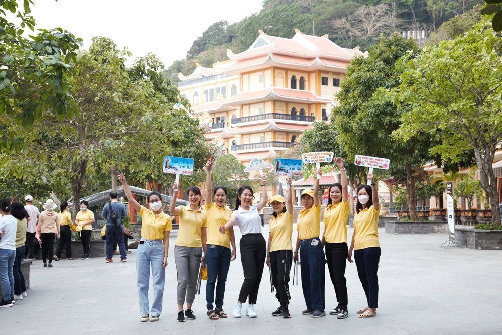 Hàng tấn rác được thu gom ngày đầu phát động Ngày Xanh núi Bà Đen