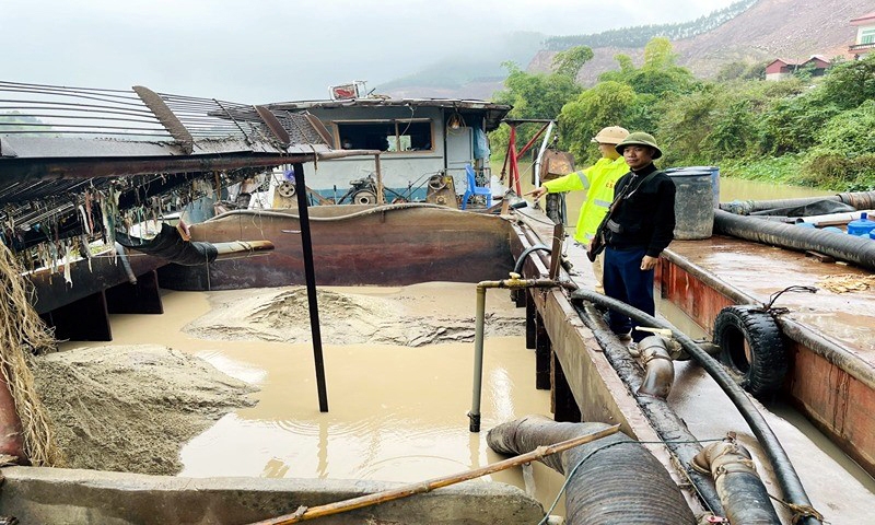 Bắc Giang: Bắt giữ tàu khai thác cát trái phép trên sông Lục Nam