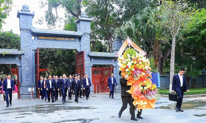 Chủ tịch nước Võ Văn Thưởng dâng hoa, dâng hương tưởng niệm Chủ tịch Hồ Chí Minh
