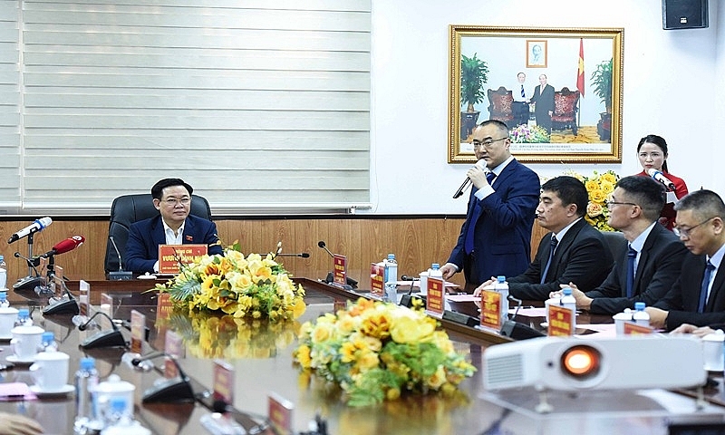 Chủ tịch Quốc Hội Vương Đình Huệ trao nhà đại đoàn kết tại tỉnh Bắc Giang