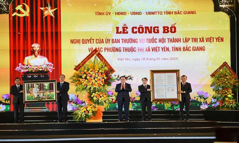 Chủ tịch Quốc hội Vương Đình Huệ dự Lễ công bố thành lập thị xã Việt Yên