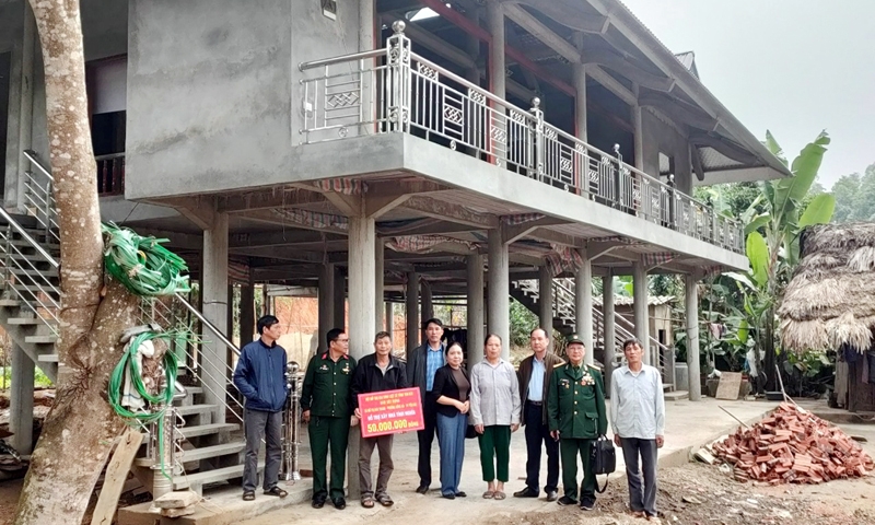 Yên Bình (Yên Bái): Một gia đình cựu giáo chức hỗ trợ kinh phí làm nhà tình nghĩa thân nhân liệt sỹ
