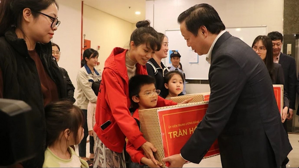 Phó Thủ tướng Trần Hồng Hà thăm, tặng quà Tết cho công nhân, người lao động tại Bắc Ninh