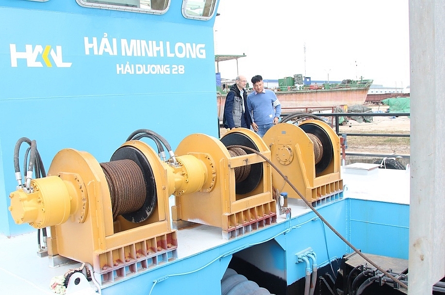 Bàn giao tàu Hải Dương 28 có công suất hút xén lớn nhất Việt Nam