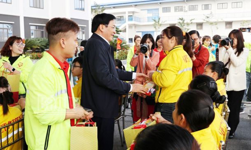 Bộ trưởng, Chủ nhiệm Văn phòng Chính phủ thăm và tặng quà cho công nhân tỉnh Nam Định