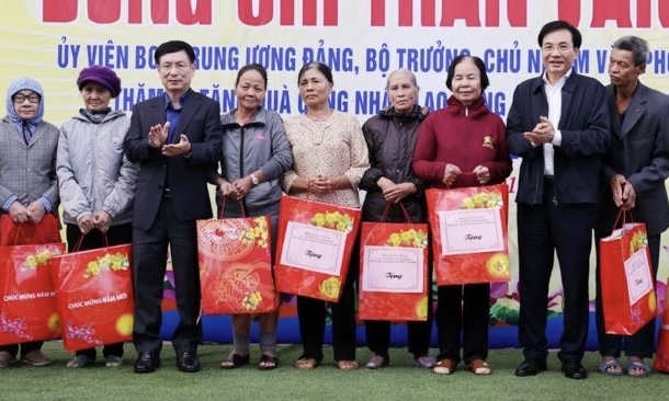 Bộ trưởng, Chủ nhiệm Văn phòng Chính phủ thăm và tặng quà cho công nhân tỉnh Nam Định