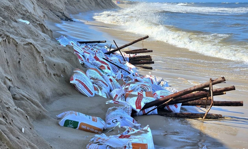 Quảng Bình: Xâm thực bất thường gây sạt lở tại bãi biển Bảo Ninh