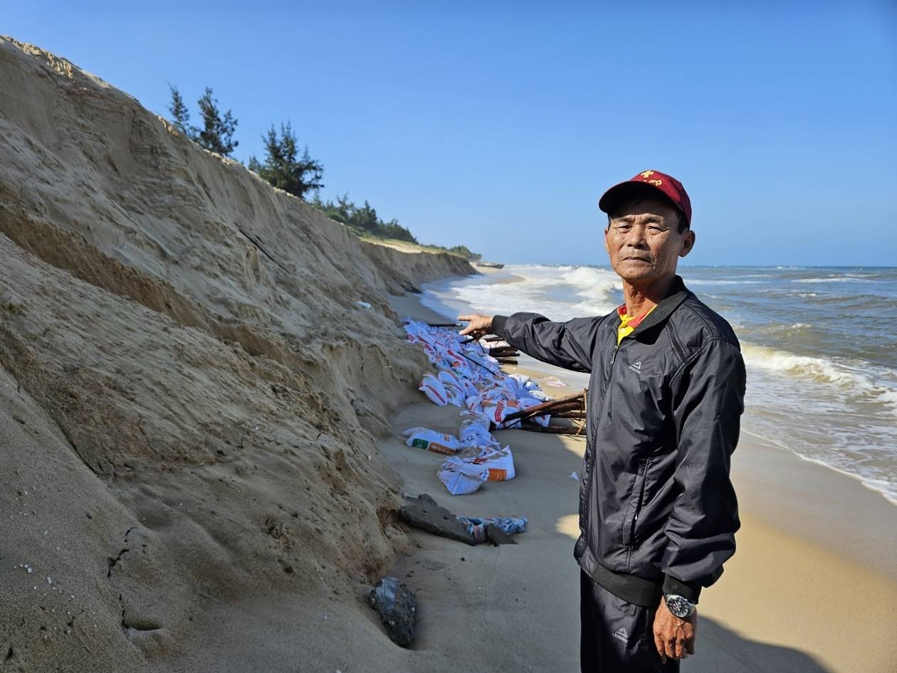 Quảng Bình: Xâm thực bất thường gây sạt lở tại bãi biển Bảo Ninh