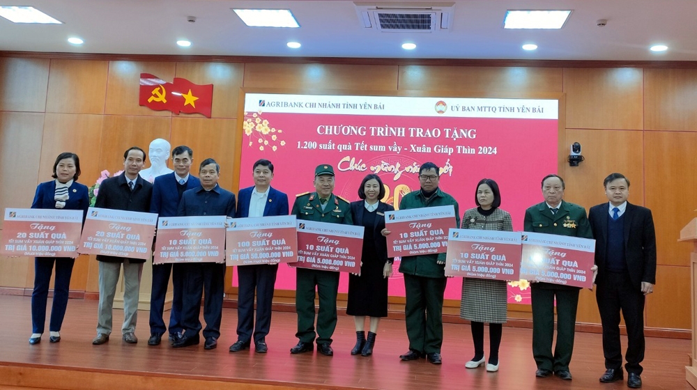 Ngân hàng Nông nghiệp và Phát triển nông thôn Chi nhánh tỉnh Yên Bái trao 1.200 suất quà Tết cho người nghèo