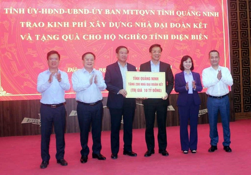Quảng Ninh trao tặng kinh phí làm 200 căn nhà đại đoàn kết cho hộ nghèo của tỉnh Điện Biên