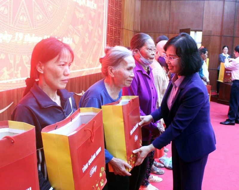 Quảng Ninh trao tặng kinh phí làm 200 căn nhà đại đoàn kết cho hộ nghèo của tỉnh Điện Biên
