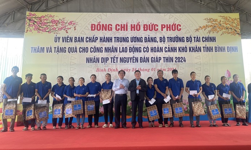Bộ trưởng Hồ Đức Phớc thăm, tặng quà Tết tại Bình Định