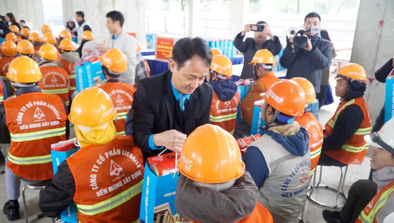 Thứ trưởng Bộ Xây dựng Nguyễn Văn Sinh thăm và tặng quà người lao động nhân dịp Tết Giáp Thìn 2024