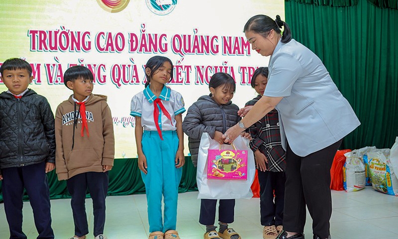 Trường Cao đẳng Quảng Nam xây nhà tình nghĩa giúp người dân xã vùng cao Tr’Hy