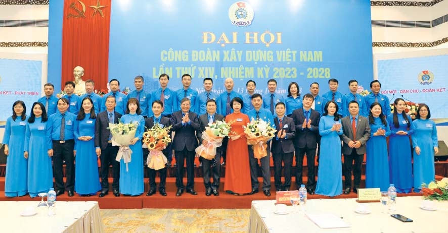 Công đoàn Xây dựng Việt Nam:  Gần 6 tỷ đồng tặng quà đoàn viên khó khăn