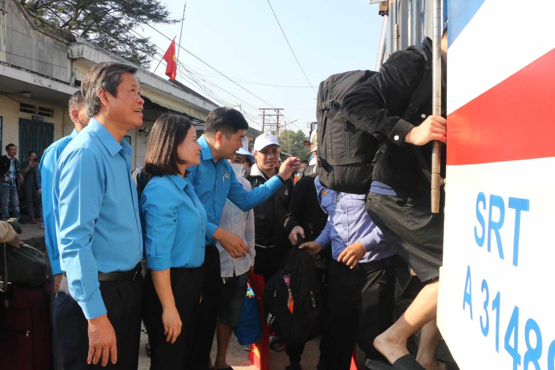 Công nhân phấn khởi đi tàu miễn phí về quê đón Tết