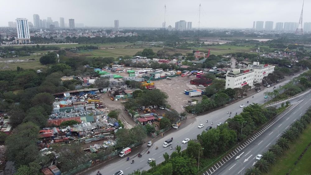 Nam Từ Liêm (Hà Nội): Hàng loạt nhà xưởng, bãi xe 