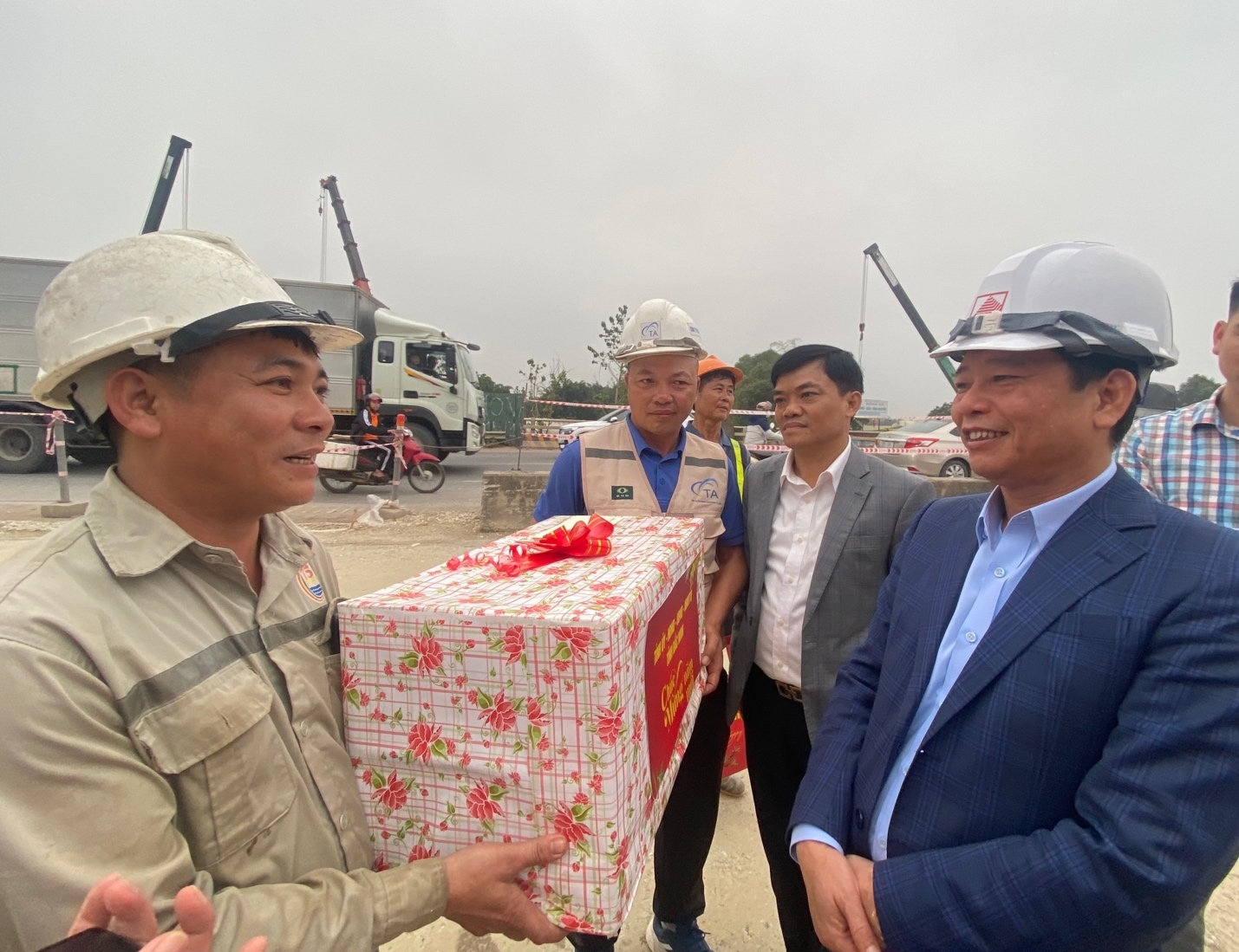 Bắc Ninh: Lãnh đạo tỉnh thăm và động viên công nhân trên công trường