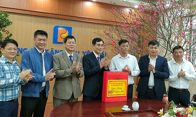Yên Bái: Đảng ủy Khối cơ quan và doanh nghiệp và Hiệp hội Doanh nghiệp tỉnh tặng quà công nhân, người lao động