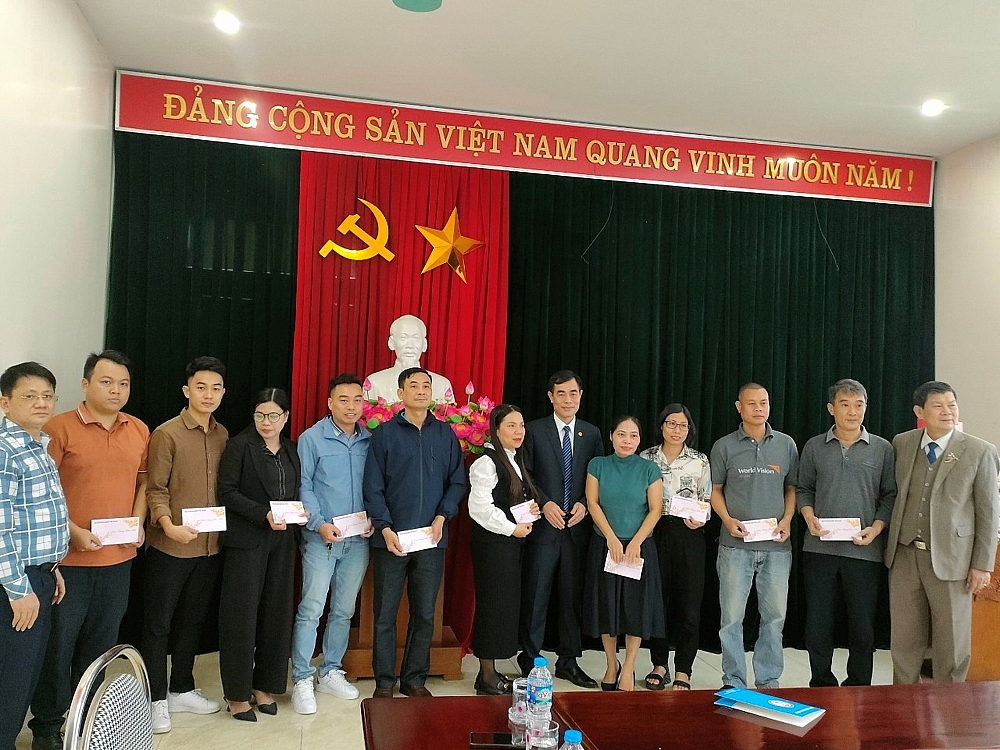 Yên Bái: Đảng ủy Khối cơ quan và doanh nghiệp và Hiệp hội Doanh nghiệp tỉnh tặng quà công nhân, người lao động