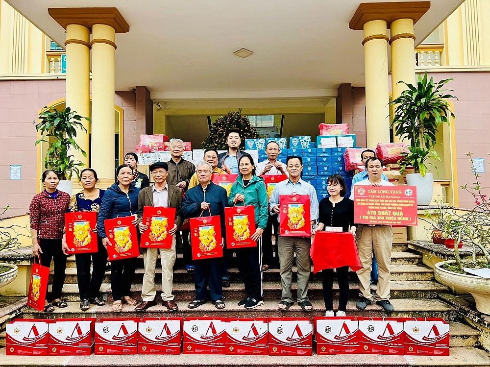 Bắc Ninh: Tập đoàn Hanaka tham gia tặng quà Tết cho người có công và học sinh trên địa bàn huyện Gia Bình