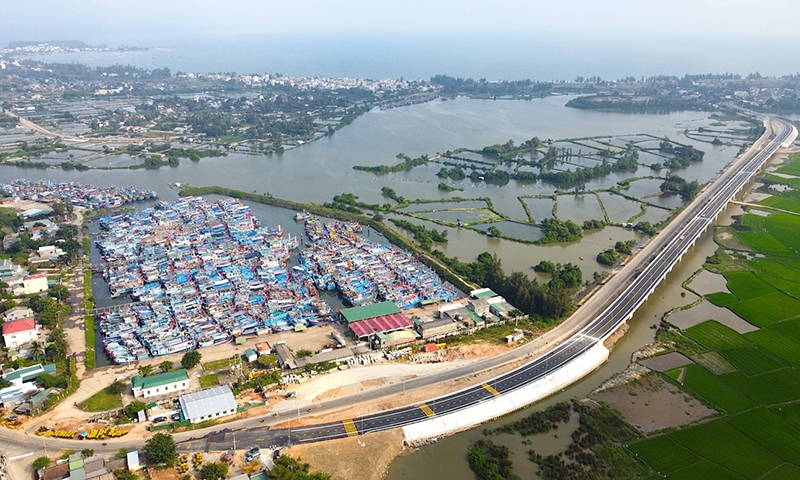 Quảng Ngãi: Thông xe cầu Quang Mỹ phục vụ người dân đi lại dịp Tết
