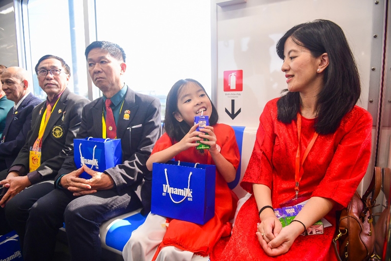 Vinamilk đồng hành cùng kiều bào trải nghiệm tuyến metro Bến Thành – Suối Tiên