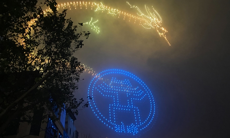 Hà Nội: Hồ Tây bừng sáng trong màn trình diễn ánh sáng nghệ thuật với 2.024 drones light - Kỷ lục Đông Nam Á