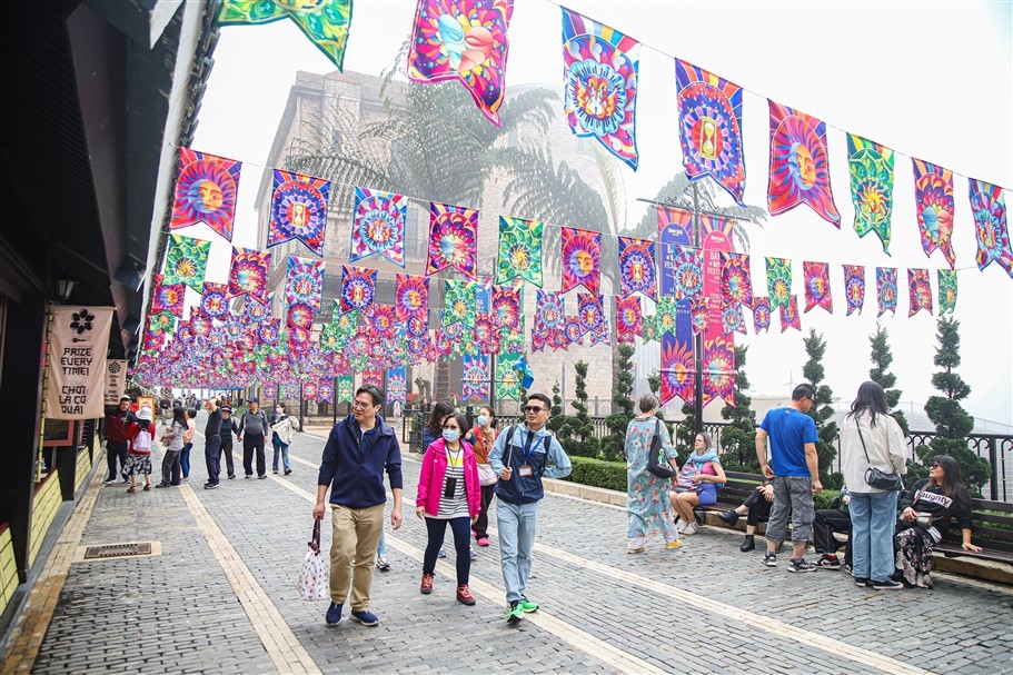 Hàng nghìn du khách tưng bừng trẩy hội xuân tại Sun World Ba Na Hills