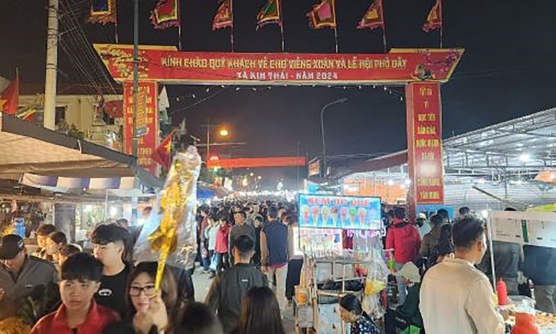 Nam Định: Hàng nghìn người đổ về chợ Viềng đầu năm