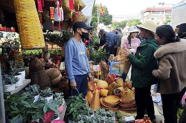 Nam Định: Hàng nghìn người đổ về chợ Viềng đầu năm