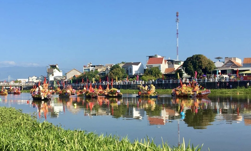 Khánh Hoà: Rộn ràng Lễ hội thuyền hoa và đua thuyền trên sông Dinh