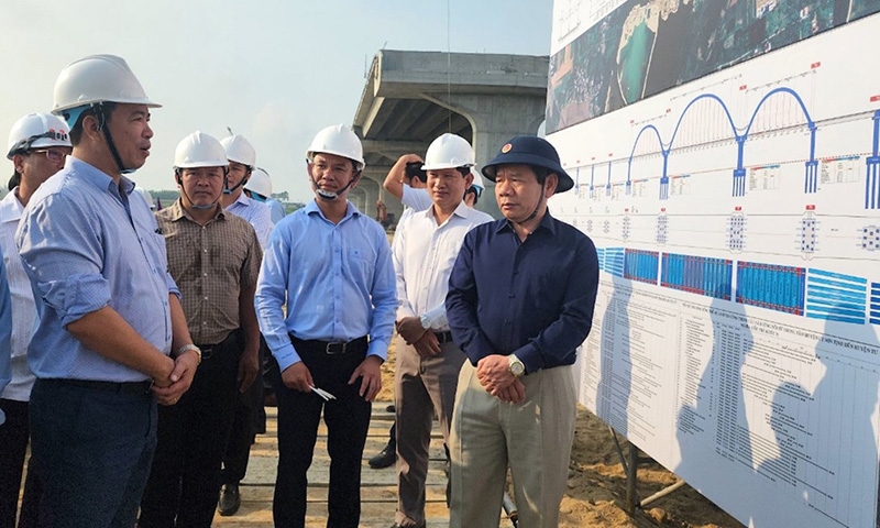 Chủ tịch UBND tỉnh Quảng Ngãi kiểm tra hiện trường các dự án hạ tầng trọng điểm