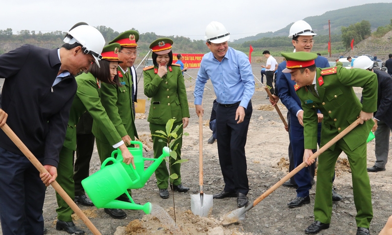 Quảng Ninh: Mỏ than trồng cây trả màu xanh cho đất