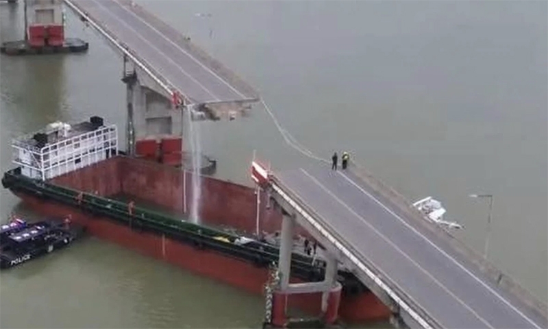 Trung Quốc: Sà lan đâm gãy đôi cầu, nhiều phương tiện rơi xuống sông