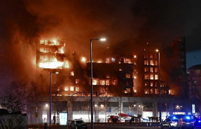 Cháy chung cư ở Tây Ban Nha khiến hơn 20 người tử vong và mất tích