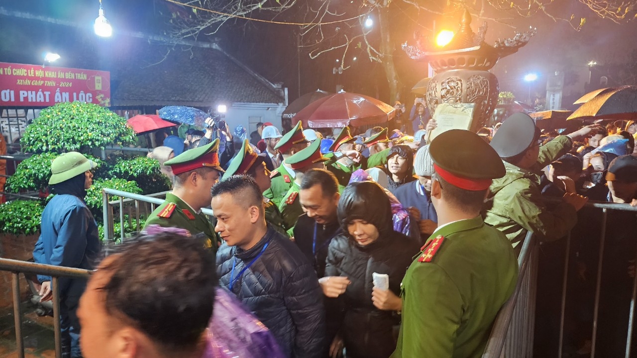 Nam Định: Dầm mưa, chịu rét xuyên đêm chờ xin ấn đền Trần