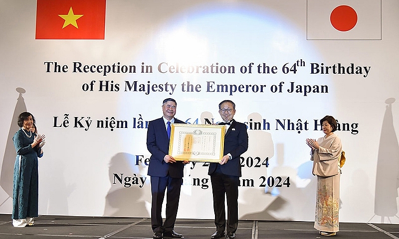 Đại sứ Đoàn Xuân Hưng nhận Huân chương Mặt trời mọc của Chính phủ Nhật Bản