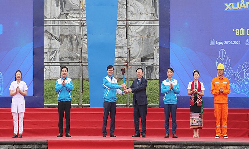 Chủ tịch Quốc hội Vương Đình Huệ dự Lễ phát động Tết trồng cây “Đời đời nhớ ơn Bác Hồ” tại Nghệ An