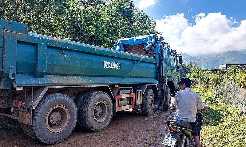 Hàng chục xe tải nối đuôi từ mỏ đất Đại Sơn khiến người dân bức xúc, xe qua cân nhưng không cân tải trọng