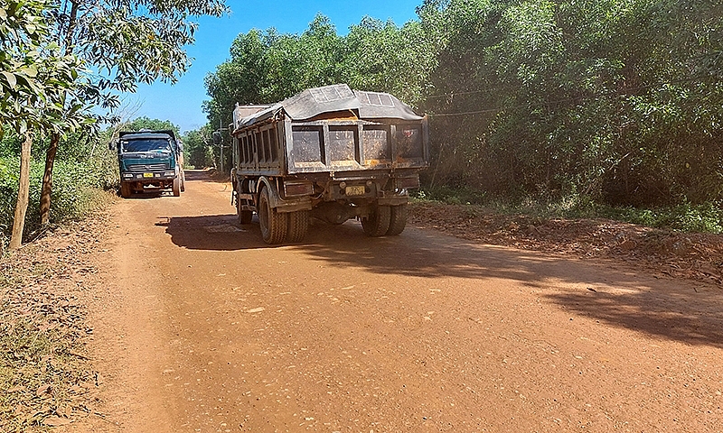 Hàng chục xe tải nối đuôi từ mỏ đất Đại Sơn khiến người dân bức xúc, xe qua cân nhưng không cân tải trọng