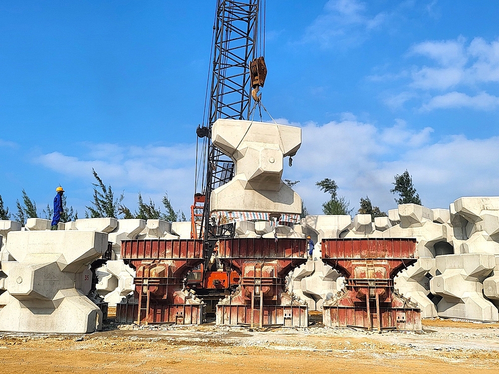 Quảng Ngãi: Khẩn trương hoàn thành hàng nghìn khối Accropode “khủng” phục vụ thi công Đê chắn sóng